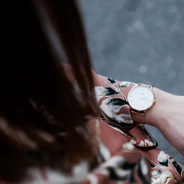 La montre Cluse dorée de Caroline Receveur sur sa page Instagram