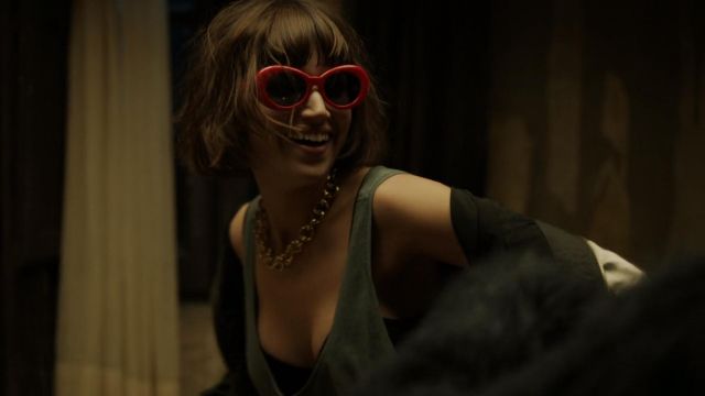 Sunglasses red of Tokio (Úrsula Corberó) in The Casa de Papel S01E05