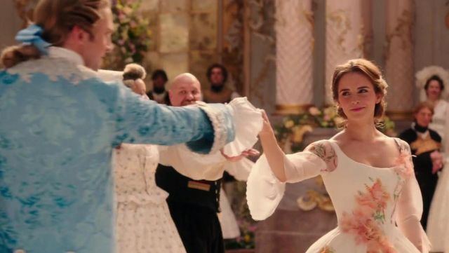La robe blanche à fleurs de Belle (Emma Watson) dans La Belle et