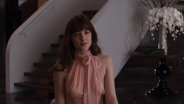 La robe rose poudrée de Anastasia Steele (Dakota Johnson) dans Cinquante nuances de Grey