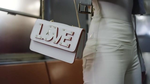 The shoulder bag with white "LOVE" Patrizia Pepe in the clip Bang Bang Dua Lipa
