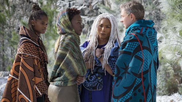 The blanket turquoise by Everett K. Ross (Martin Freeman) in a Black Panther