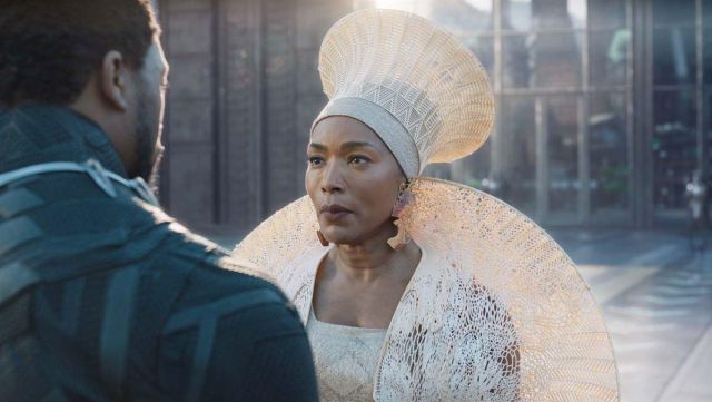 La reine Ramonda (Angela Bassett) Zoulou blanc chapeau comme on le voit dans Black Panther