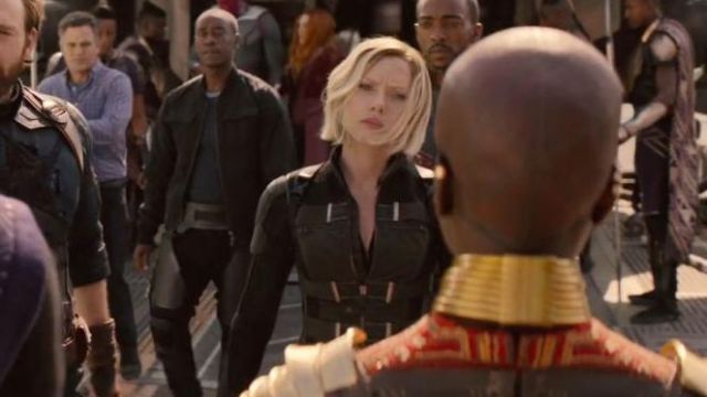 The large golden necklace of Okoye (Danai Gurira) in Avengers : Infinity War