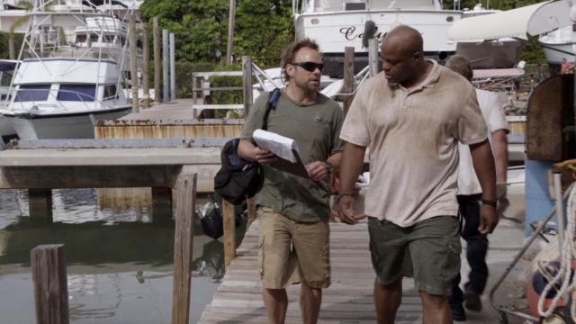 The marina of Coral Bay is the setting for the marina Ocean Key where it was moored its boats as Kevin Rayburn (Norbert Leo Butz) in Bloodline S01E01