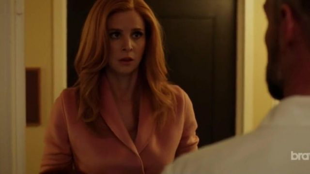 Le manteau rose en laine Prada de Donna Paulsen (Sarah Rafferty) dans Suits S07E08