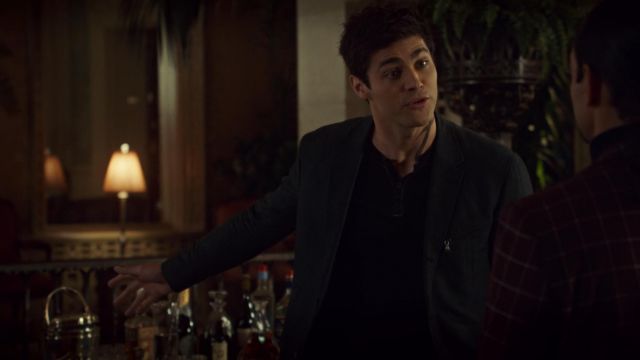 Le blazer bleu marine John Var­va­tos de Alexander Lightwood (Matthew Daddario) dans Shadowhunters S03E02