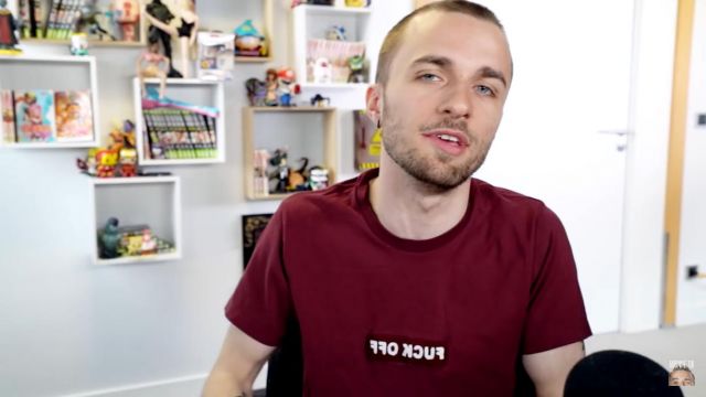 Le t-shirt bordeaux « fuck off » Human With Attitude de Squeezie dans sa vidéo Les robots vont-ils dominé le monde ?
