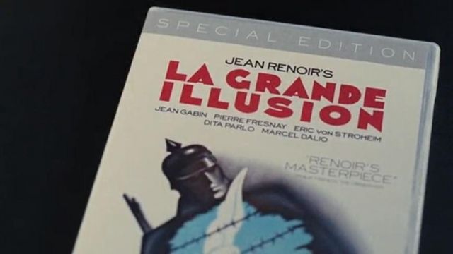 El DVD de la película "La gran ilusión" visto en el videoclub de la película A Happy Event