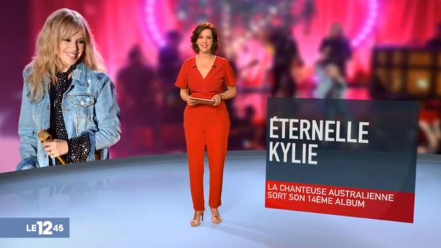 The combination jumpsuit red of Nathalie Renoux in The 12:45 to M6 of the 01/04/2018