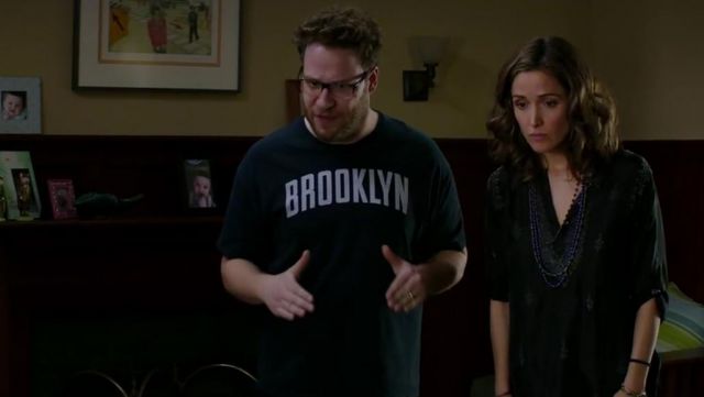 Le t-shirt noir Brooklyn de Mac Radner (Seth Rogen) dans Nos Pires Voisins