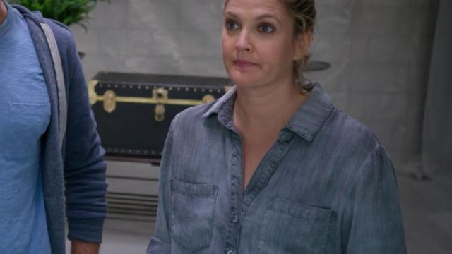Grey shirt worn by Sheila Hammond (Drew Barrymore) in Santa Clarita Diet S02E05