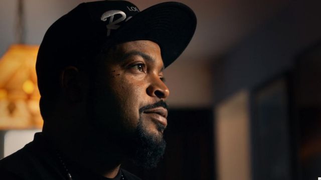 La casquette Los Angeles Raiders d'Ice Cube dans The Defiant Ones S01E02
