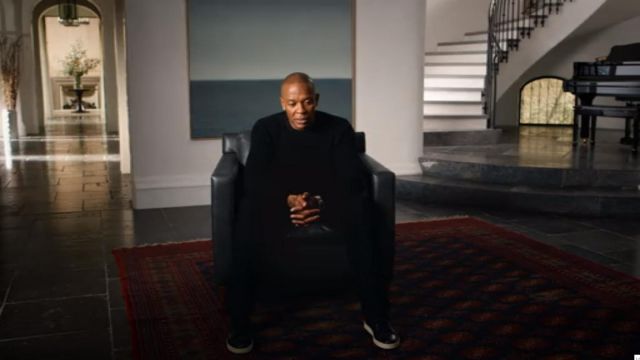 Sneakers black of Dr Dre in The Defiant Ones S01E02