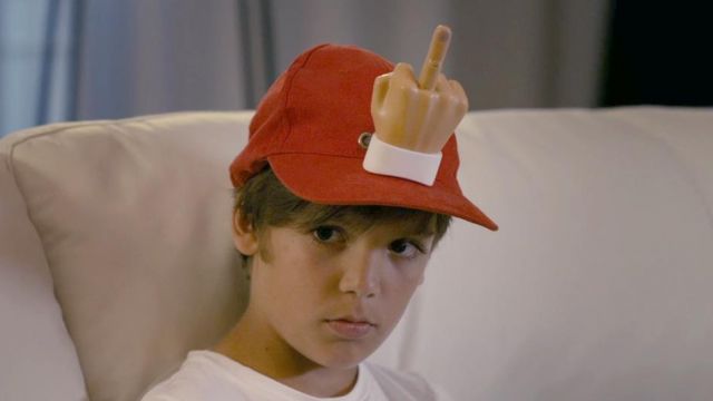 The cap and finger of Remi Schaudel (Enzo Tomasini) in the movie Babysitting