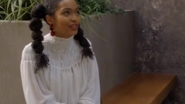 The white blouse bouffante collar worn by Zoey Johnson (Yara Shahidi) in Grown-ish S01E09