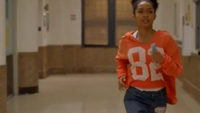 Le sweat orange "82" porté par Zoey Johnson (Yara Shahidi) dans Grown-ish S01E09