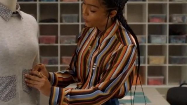La chemise à rayures verticales multicolor portée par Zoey Johnson (Yara Shahidi) dans Grown-ish S01E10
