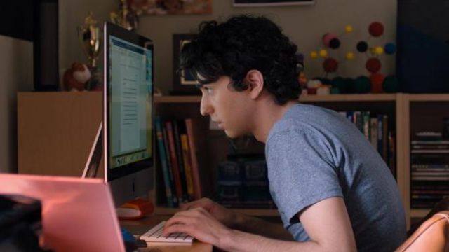 The Apple iMac computer of Spencer Gilpin (Alex Wolff) in Jumanji : Welcome to the jungle