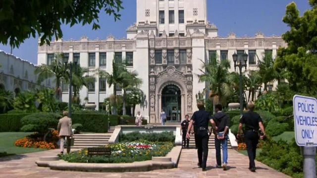 The Beverly Hills City Hall is the setting for the hotel de Police in The cop of Beverly Hills