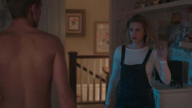 The dungarees in jean Free People of Betty Cooper (Lili Reinhart) in Riverdale S02E14
