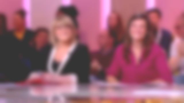 The red shirt of Alexandra Hubin in I love you's etc 09/04/2018