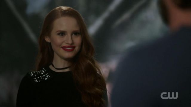 The black sweater of Cheryl Blossom (Madelaine Petsch) in Riverdale S01E09