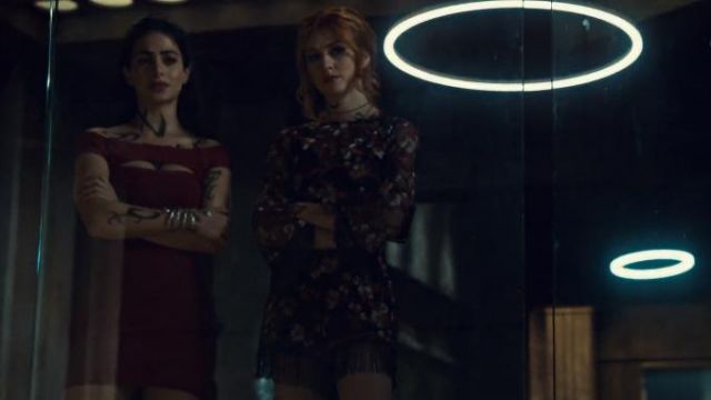 The combination of black shorts with embroidered flowers worn by Clary Fray (Katherine McNamara) in Shadowhunters S03E03