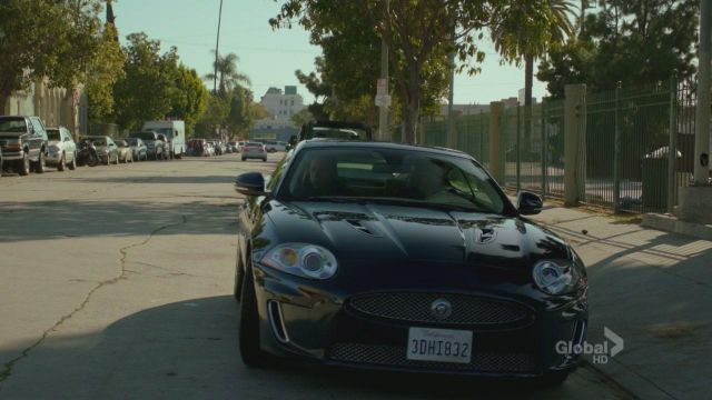 Jaguar XK conducido por G. Callen (Chris O'Donnell) como se ve en NCIS: Los Ángeles