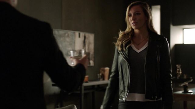 The sweater with V-neck collar, Laurel Lance (Katie Cassidy) in Arrow S07E17
