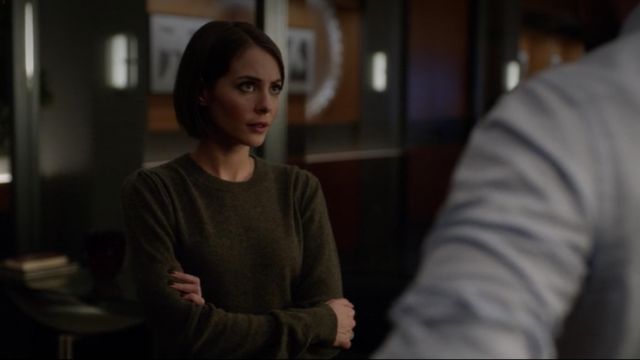 The sweater khaki from Thea Queen (Willa Holland) on Arrow S06E12