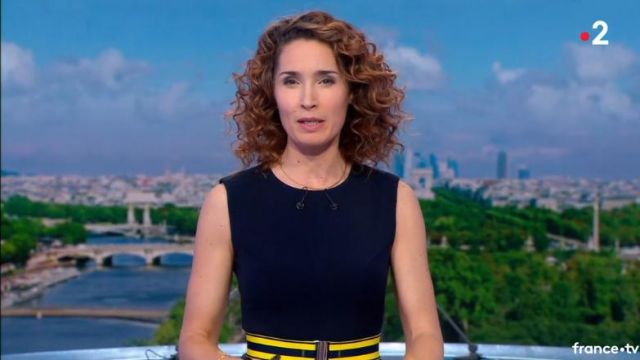 La robe marine ceinture jaune de Marie-Sophie Lacarrau dans Le journal de 13H de France 2 du 11/04/2018
