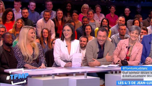 La robe marine à fleurs Boohoo de Kelly Vedovelly dans #TPMP Touche pas à mon poste du 28/03/2018