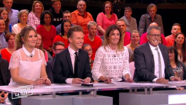 The white top in lace of Stéphanie Loire in It is that the television in the 12/02/2018