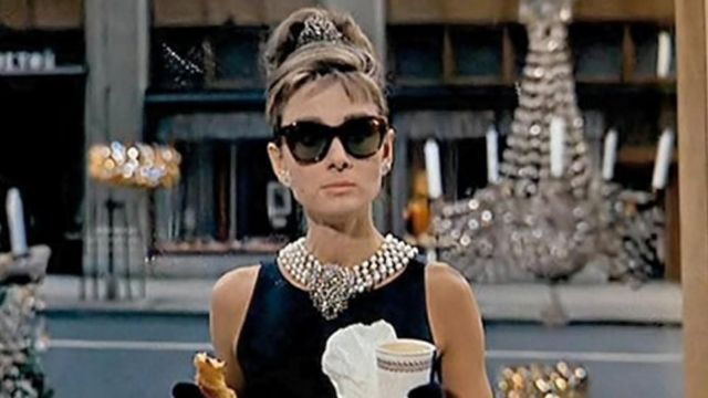 Le collier de Audrey Hepburn dans le film Diamants sur canapé
