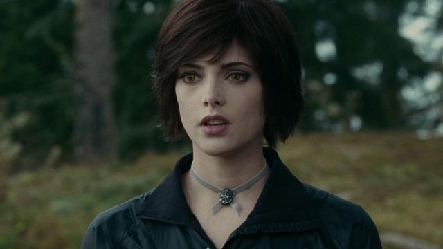 Le collier d'Alice Cullen (Ashley Greene) dans Twilight, chapitre 1 : Fascination