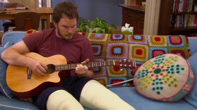 La guitare Yamaha de  Andy Dwyer (Chris Pratt) dans Parks and Recreation (S01E05)