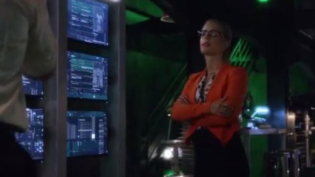 La veste orange avec col ample ouvert de Felicity Smoak dans la série Arrow