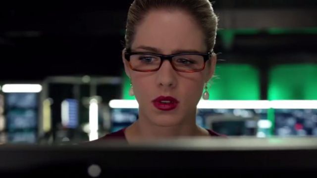 Los pendientes en forma de gota de Felicity Smoak en la serie Arrow