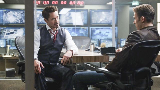 The jacket suit Tom Ford for Tony Stark (Robert Downey, Jr.) in Captain America: Civil War