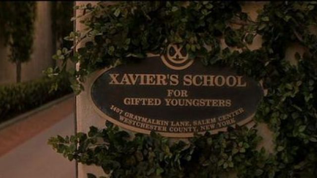 La plaque "Ecole Xavier pour jeunes surdoués" dans X-Men