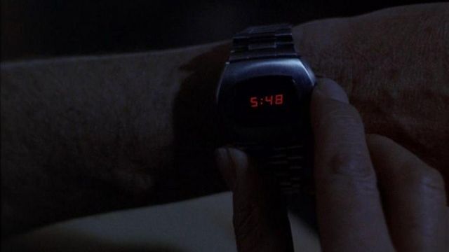 La montre Pulsar digitale de James Bond Roger Moore dans Vivre