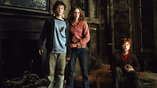 The t-shirt sky blue-neck navy blue worn by Harry Potter (Daniel Radcliffe) in Harry Potter and the prisoner of Azkaban