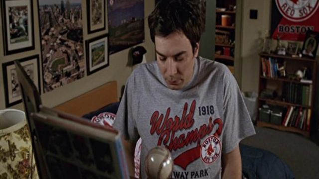 The t-shirt "Red Sox" of Ben (Jimmy Fallon) in Ground