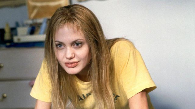 Le t-shirt US Air Force jaune porté par Lisa (Angelina Jolie) dans Girls Interrupted