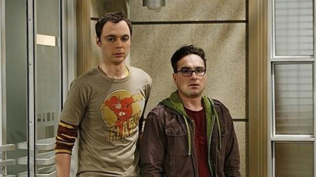 The t-Shirt brown The FLash Sheldon Cooper (Jim Parsons) in The Big Bang Theory S01E01