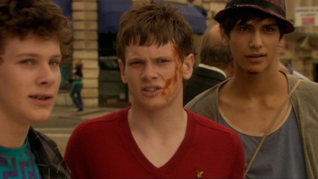 Le pull rouge Lyle & Scott de James Cook (Jack O'Con­nell) dans la série Skins (Saison 3 Épisode 1)