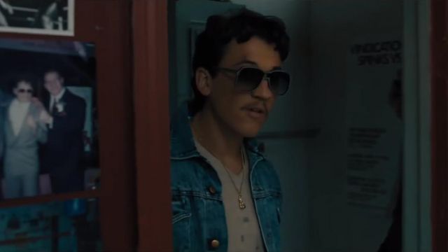 The pendant of gold "boxing gloves" of Miles Teller in Bleed for This
