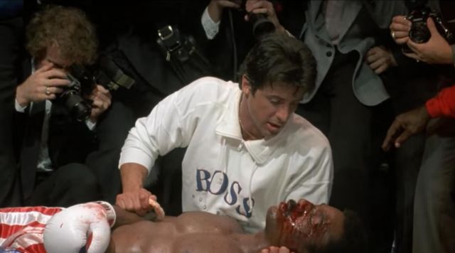 Le sweatshirt blanc 1/4 zip Hugo Boss porté par Rocky Balboa (Sylvester Stallone) dans le film Rocky IV