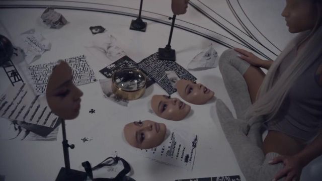 Free People over the knee socks usado por Ariana Grande en su video musical "No Tears Left To Cry"